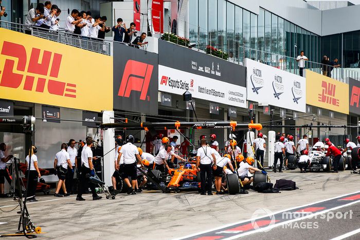 Fernando Alonso, McLaren MCL33, practica pitstops