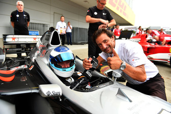 Mika Hakkinen, McLaren MP4-13 and Jean-Michel Tibi, FOM Cameraman at Legends F1 30th Anniversary Lap Demonstration
