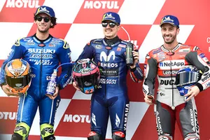 Le poleman Maverick Viñales, Yamaha Factory Racing, le deuxième, Alex Rins, Team Suzuki MotoGP, le troisième, Andrea Dovizioso, Ducati Team