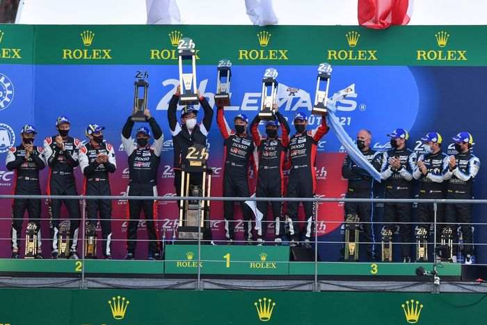 Podio: ganadores #7 Toyota Gazoo Racing Toyota GR010 - Hybrid Hypercar, Mike Conway, Kamui Kobayashi, José María López, segudo lugar #8 Toyota Gazoo Racing Toyota GR010 - Hybrid Hypercar, Sebastien Buemi, Kazuki Nakajima, Brendon Hartley, tercer lugar #36 Alpine Elf Matmut Alpine A480 - Gibson Hypercar of André Negrão, Nicolas Lapierre, Matthieu Vaxiviere