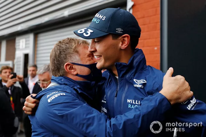 Segundo puesto George Russell, Williams, celebra en Parc Ferme con Jost Capito, CEO de Williams