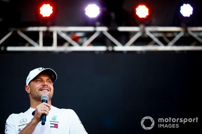Valtteri Bottas, Mercedes AMG F1 sul palco nella fan zone