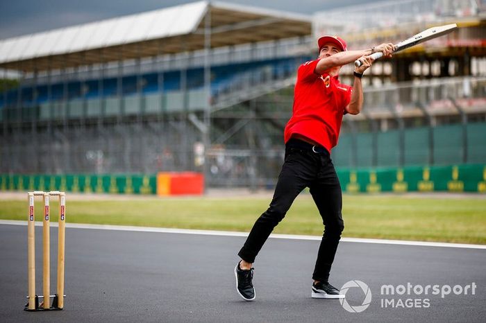 Charles Leclerc, Ferrari, jugando a cricket 