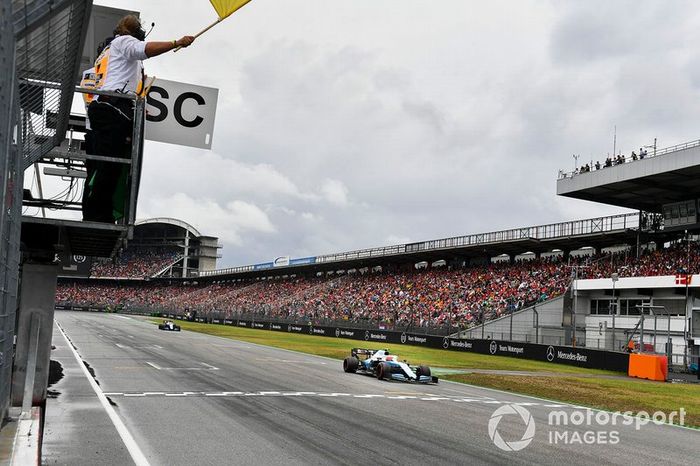 Robert Kubica, Williams FW42, pasa una bandera amarilla