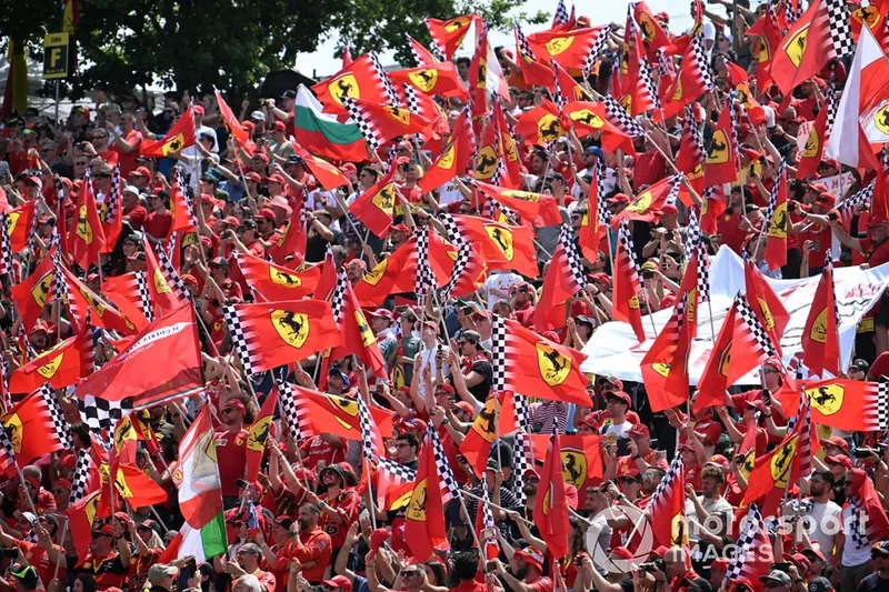 Les supporters de la Scuderia Ferrari regardent le défilé des pilotes 