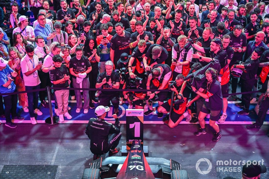 El campeón del mundo Pascal Wehrlein, Porsche, celebra en Parc Ferme
