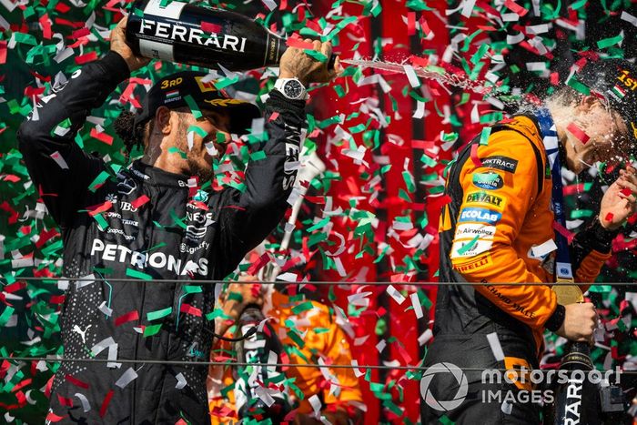 Lewis Hamilton, Mercedes-AMG F1 Team, 3ª posición, rocía con champán a Oscar Piastri, McLaren F1 Team, 1ª posición, en el podio.