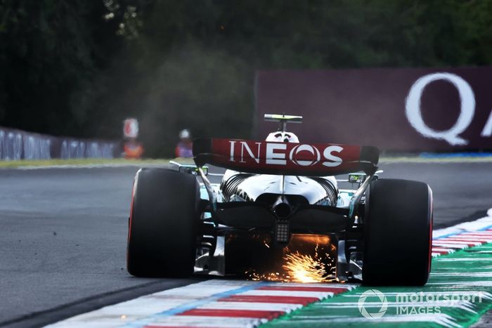 Saltan chispas de la parte trasera de Lewis Hamilton, Mercedes F1 W15
