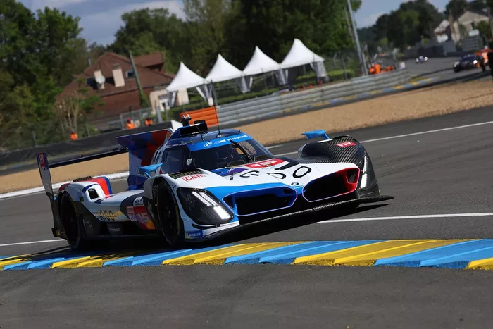 #15 BMW M Team WRT BMW M Hybrid V8 de Dries Vanthoor, Raffaele Marciello, Marco Wittmann