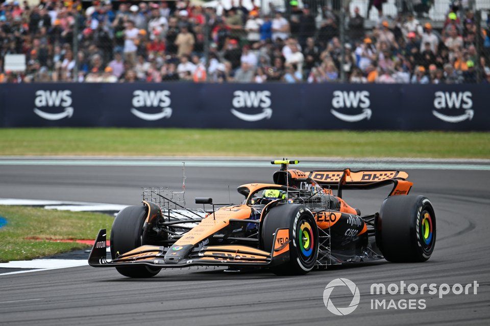 Lando Norris, McLaren MCL38, con un equipo de sensores acoplado