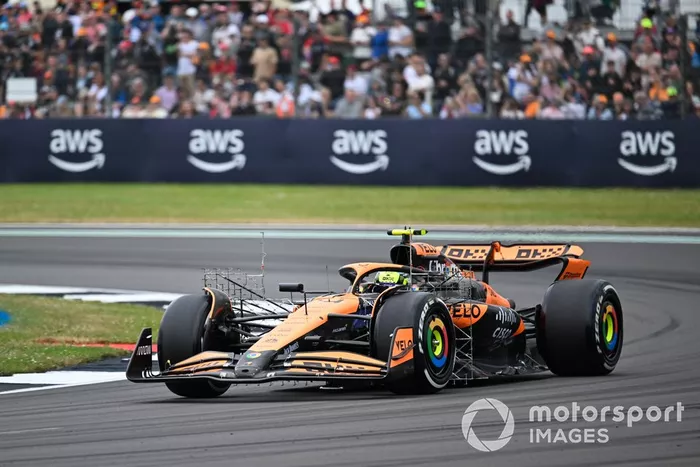 Lando Norris, McLaren MCL38, con un equipo de sensores acoplado