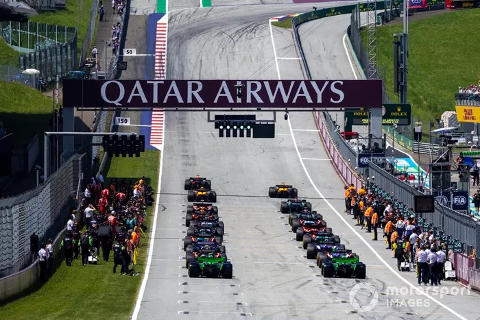 Max Verstappen, Red Bull Racing RB20, Lando Norris, McLaren MCL38, lideran la salida en la vuelta de formación.