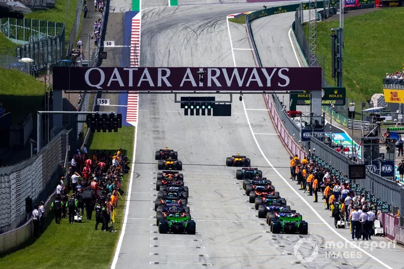 Max Verstappen, Red Bull Racing RB20, Lando Norris, McLaren MCL38, mènent le peloton pour le tour de formation.