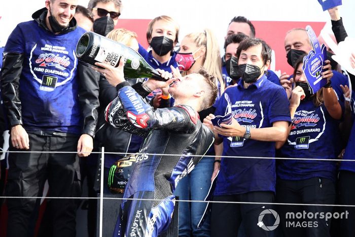 El campeón del mundo Fabio Quartararo, Yamaha Factory Racing, celebra con su equipo