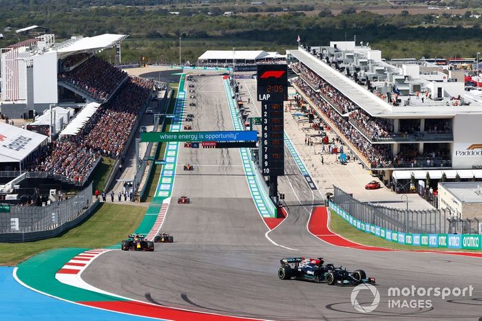 Lewis Hamilton, Mercedes W12, Max Verstappen, Red Bull Racing RB16B, y Sergio Pérez, Red Bull Racing RB16B