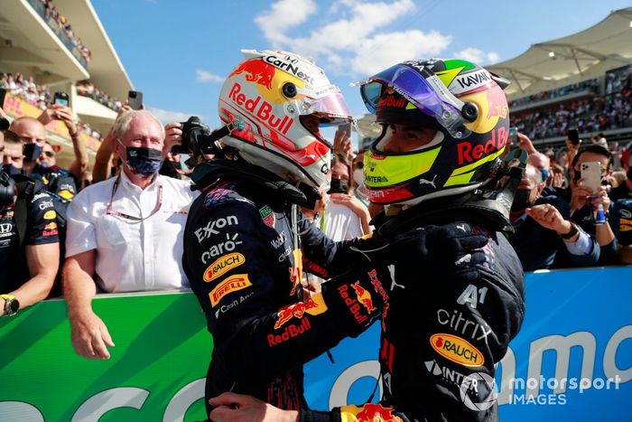 Max Verstappen, Red Bull Racing, 1ª posición, y Sergio Pérez, Red Bull Racing, 3ª posición, se felicitan mutuamente en el Parc Ferme