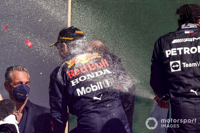 Podio: ganador Max Verstappen, Red Bull Racing, segundo lugar Lewis Hamilton, Mercedes