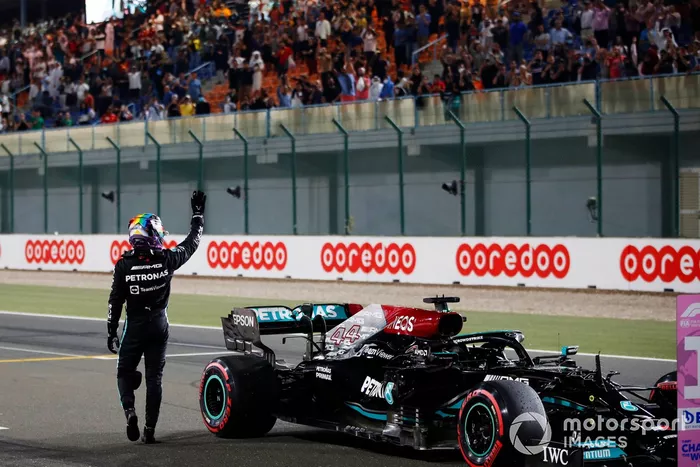 Ganador de la pole position Lewis Hamilton, Mercedes, celebra