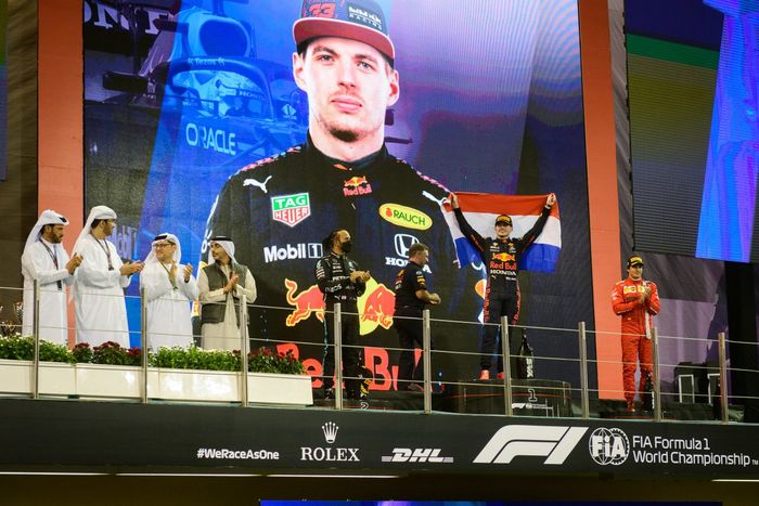 Podio: ganador de la carrera y campeón del mundo Max Verstappen, Red Bull Racing, el segundo Lewis Hamilton, Mercedes, y el tercero Carlos Sainz Jr., Ferrari