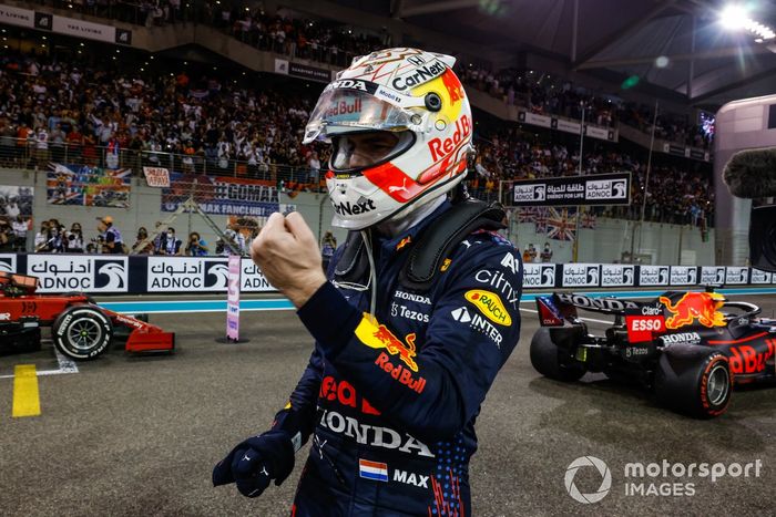 El campeón de pilotos de 2021, Max Verstappen, de Red Bull Racing, en primera posición, lo celebra en el Parc Ferme