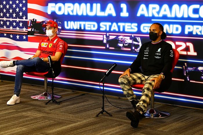 Charles Leclerc, de Ferrari, y Lewis Hamilton, de Mercedes, en la rueda de prensa de pilotos