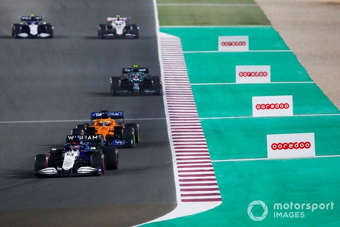 George Russell, Williams FW43B, Daniel Ricciardo, McLaren MCL35M, y Sebastian Vettel, Aston Martin AMR21