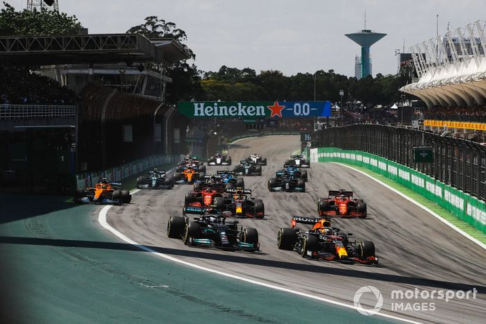 Max Verstappen, Red Bull Racing RB16B, Valtteri Bottas, Mercedes W12, Sergio Pérez, Red Bull Racing RB16B, Charles Leclerc, Ferrari SF21, Carlos Sainz Jr., Ferrari SF21, y el resto del pelotón en la salida