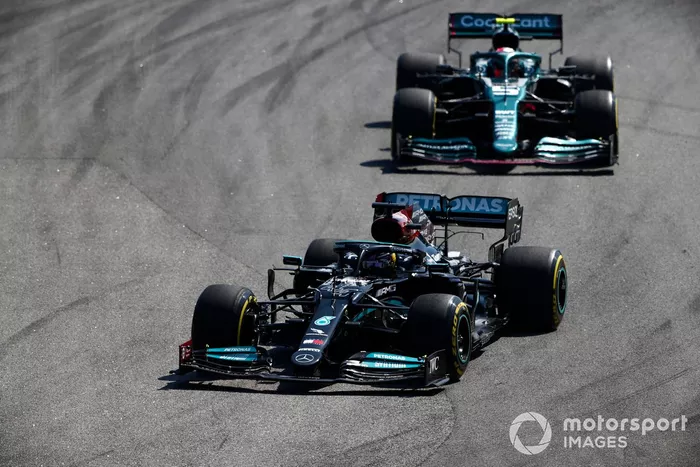 Lewis Hamilton, Mercedes W12, Sebastian Vettel, Aston Martin AMR21