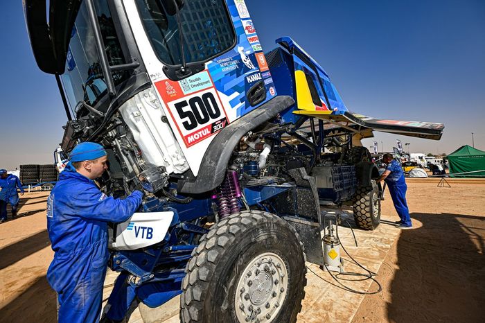 Mechanic of of #500 Kamaz - Master: Dmitry Sotnikov, Ruslan Akhmadeev, Ilgiz Akhmetzianov