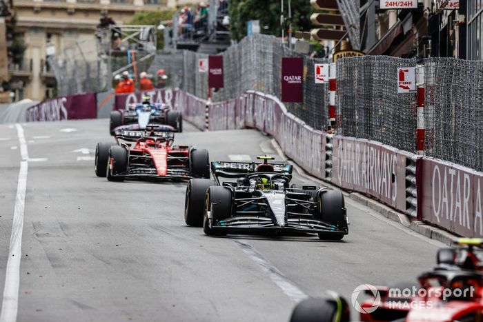 Lewis Hamilton, Mercedes F1 W14, Charles Leclerc, Ferrari SF-23