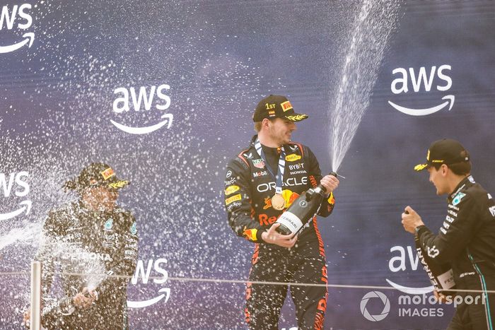 Lewis Hamilton, Mercedes-AMG, 2ª posición, Max Verstappen, Red Bull Racing, 1ª posición, George Russell, Mercedes-AMG, 3ª posición, spray de Champagne en el podio.