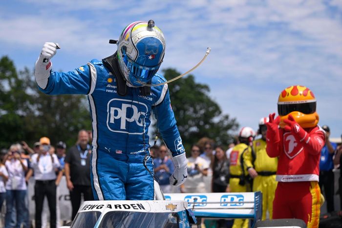 Josef Newgarden, el Chevrolet del equipo Penske, celebra en el carril de la victoria