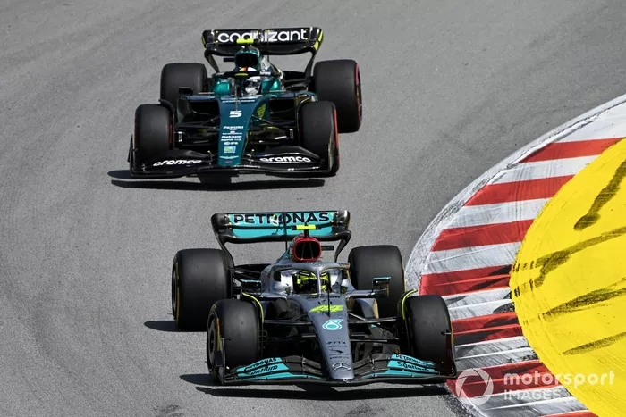 Lewis Hamilton, Mercedes W13, Sebastian Vettel, Aston Martin AMR22