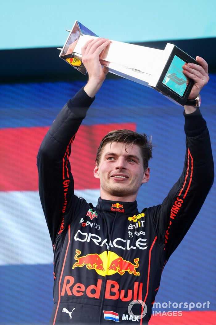 Max Verstappen, Red Bull Racing, 1ª posición, levanta el trofeo