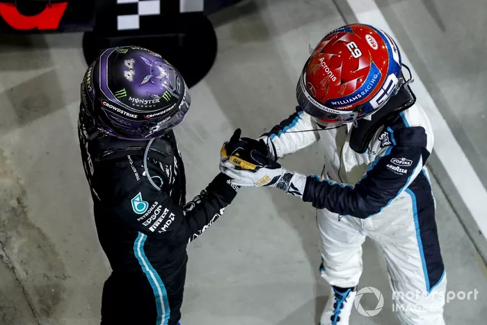 Ganador Lewis Hamilton, Mercedes, celebra en Parc Ferme con George Russell, Williams