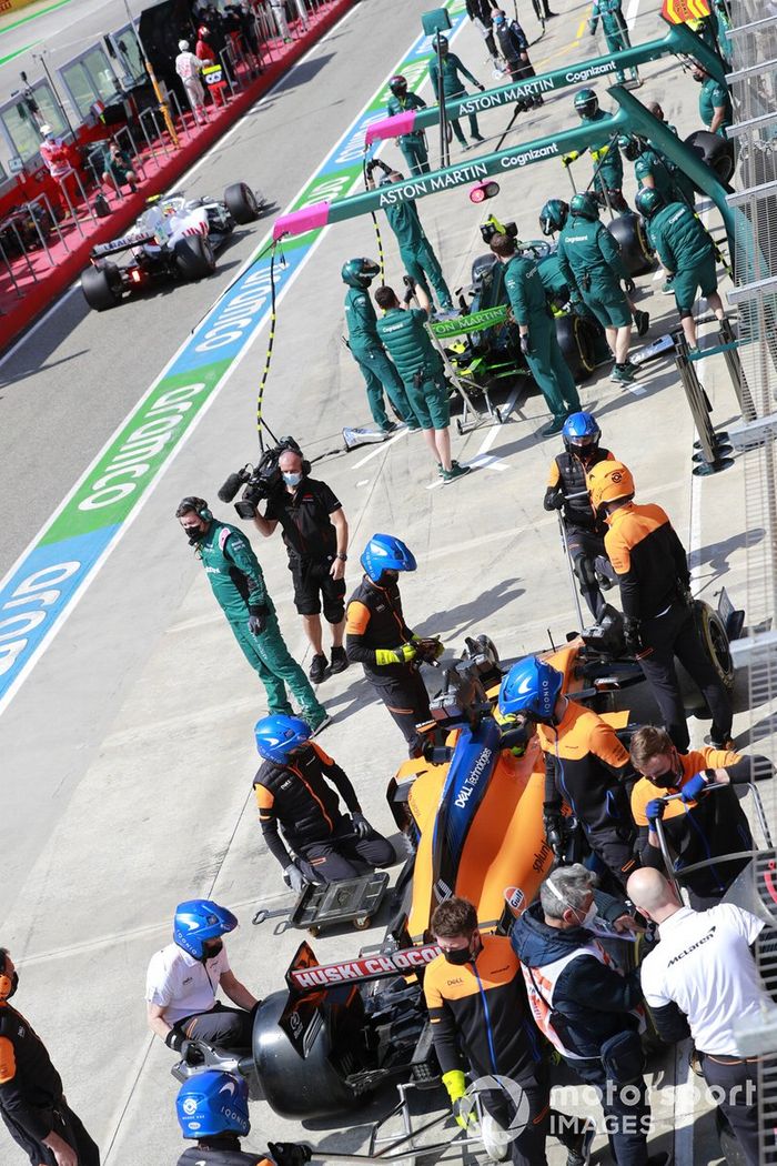 Lando Norris, McLaren MCL35M, en pits
