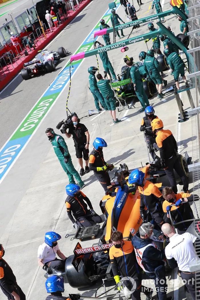 Lando Norris, McLaren MCL35M, en pits