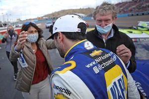 Chase Elliott, Hendrick Motorsports, Chevrolet Camaro, celebrates with his parents, Cindy Elliott and NASCAR Hall of Famer Bill Elliott
