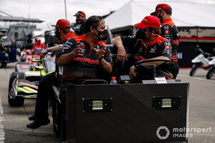 Ed Jones, Dale Coyne Racing with Vasser Sullivan Honda crew