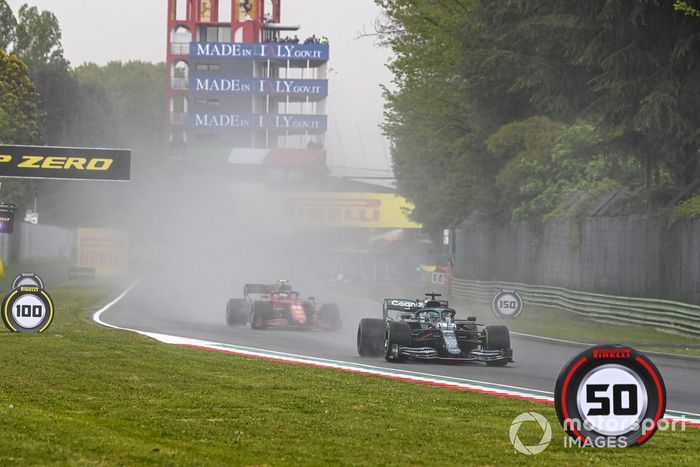 Lance Stroll, Aston Martin AMR21, Carlos Sainz Jr., Ferrari SF21