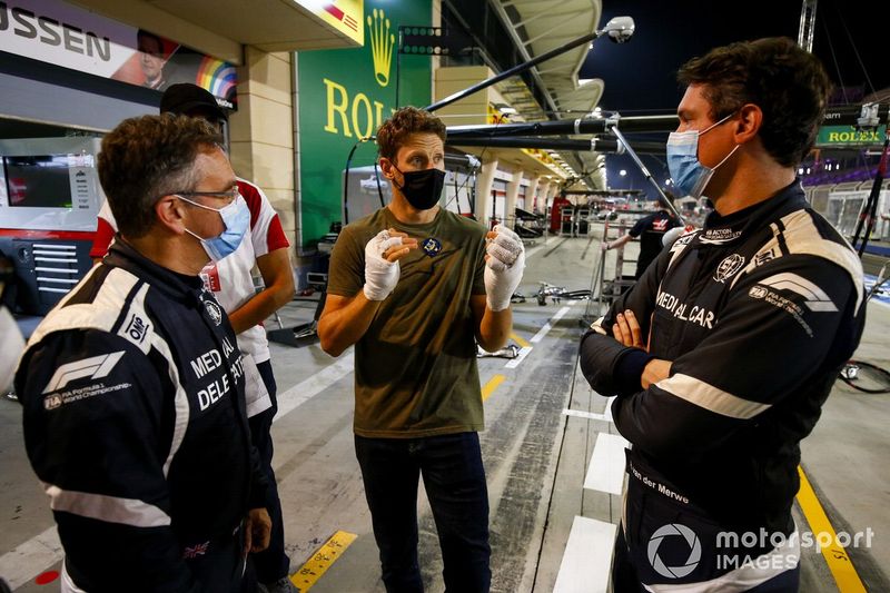 Romain Grosjean, Haas F1 se reúne con los oficiales de pista  y el personal médico, incluyendo al Doctor Ian Roberts, piloto del coche médico Alan van der Merwe que lo asistió en su accidente
