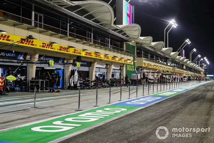 El pit lane de noche