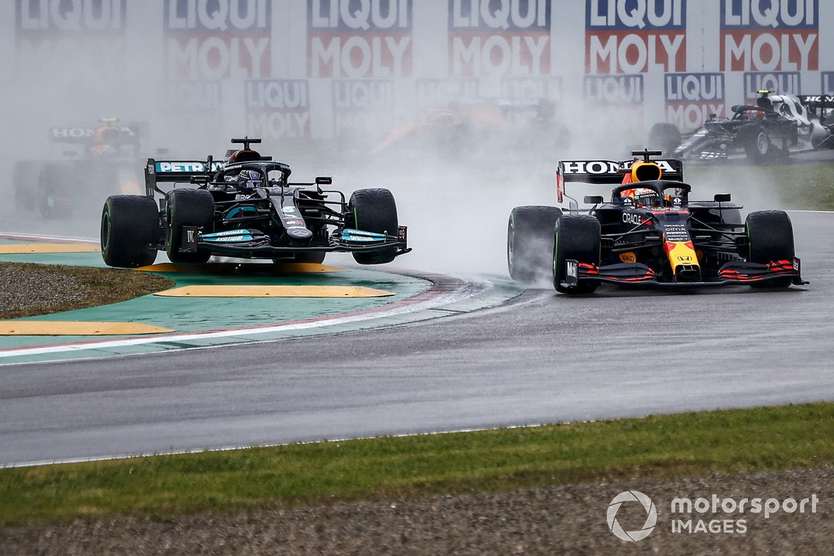 Max Verstappen, Red Bull Racing RB16B, Lewis Hamilton, Mercedes W12, saat start