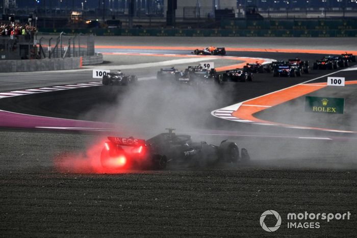 Max Verstappen, Red Bull Racing RB19, el campo como Lewis Hamilton, Mercedes F1 W14, termina en la grava en la primera vuelta después del contacto con George Russell, Mercedes F1 W14.