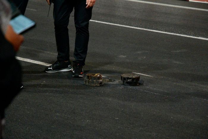 Se trabaja y debate para arreglar las tapas de alcantarilla sueltas en la vía