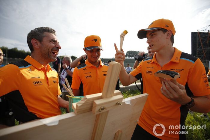 Pilotos en la curva 2 Proyecto de biodiversidad Buzzin Lando Norris, McLaren Oscar Piastri, McLaren 