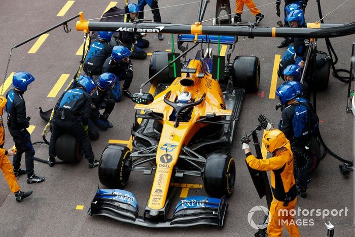 Carlos Sainz Jr., McLaren MCL34 pitstop