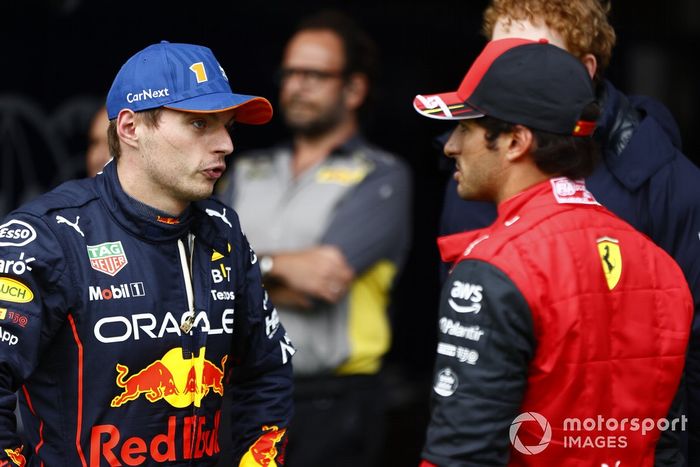 El hombre de la pole, Max Verstappen, Red Bull Racing, con Carlos Sainz, Ferrari