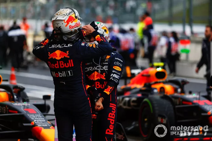 Max Verstappen, Red Bull Racing, 1ª posición, celebra en el Parc Ferme con Sergio Pérez, Red Bull Racing, 2ª posición