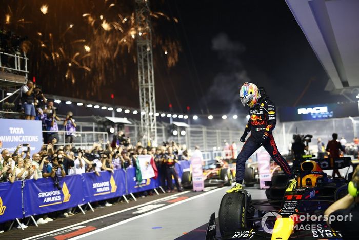 Los fuegos artificiales iluminan el cielo mientras Sergio Pérez, de Red Bull Racing, celebra su primera posición en el Parc Ferme
